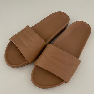 Beek Gallito leather slides. Honey Tan. Size 7.